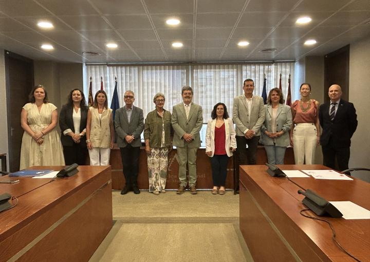 El presidente del Banco de Alimentos del Segura Murcia, José García-Galbis Marín, con los miembros de la Comisión Especial de Estudio de Lucha contra la Pobreza y Exclusión Social en la Región de Murcia